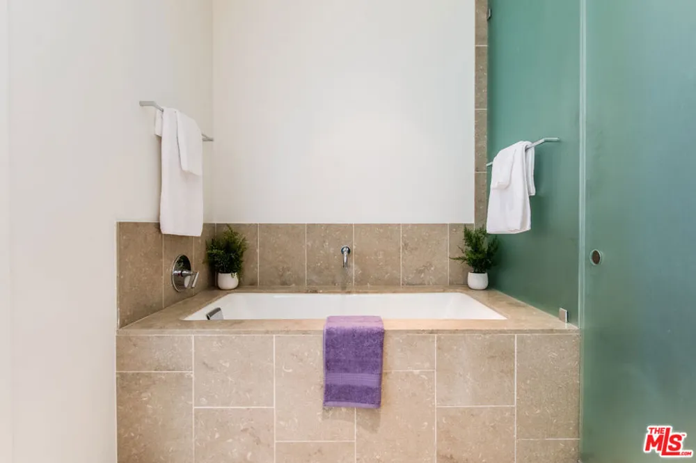6250 Hollywood Boulevard #4L Los Angeles, CA 90028