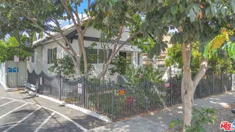 261 W 43rd Place