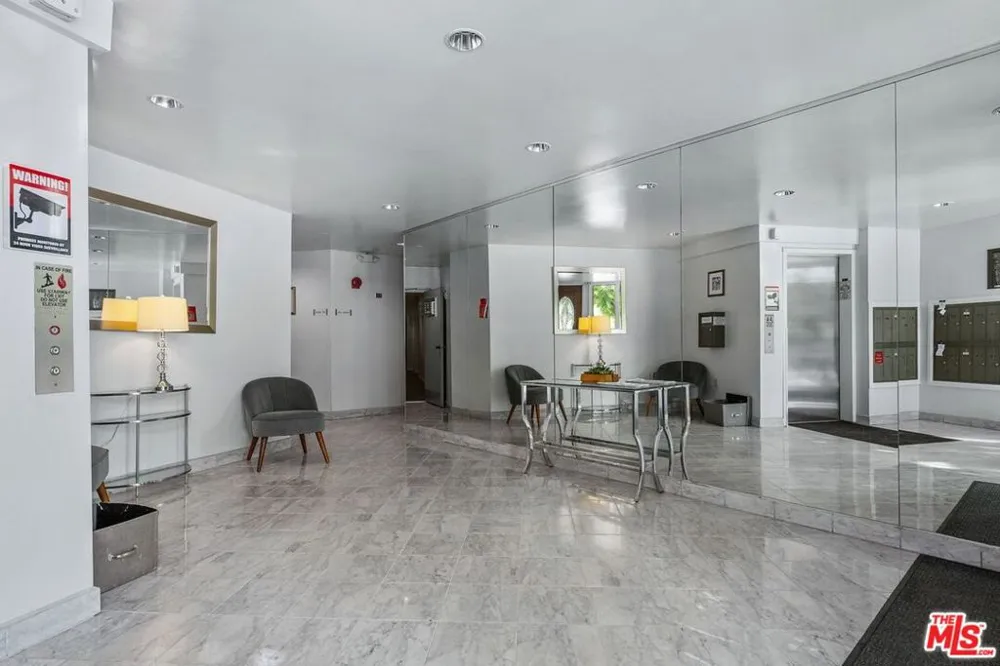 530 S Barrington Avenue #109 Los Angeles, CA 90049