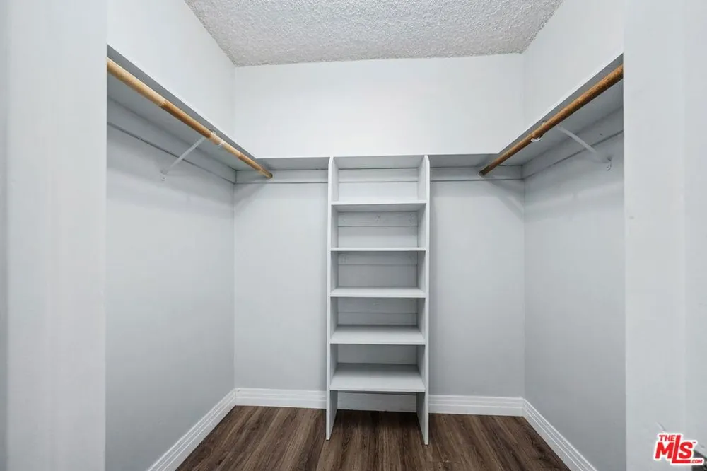 530 S Barrington Avenue #109 Los Angeles, CA 90049