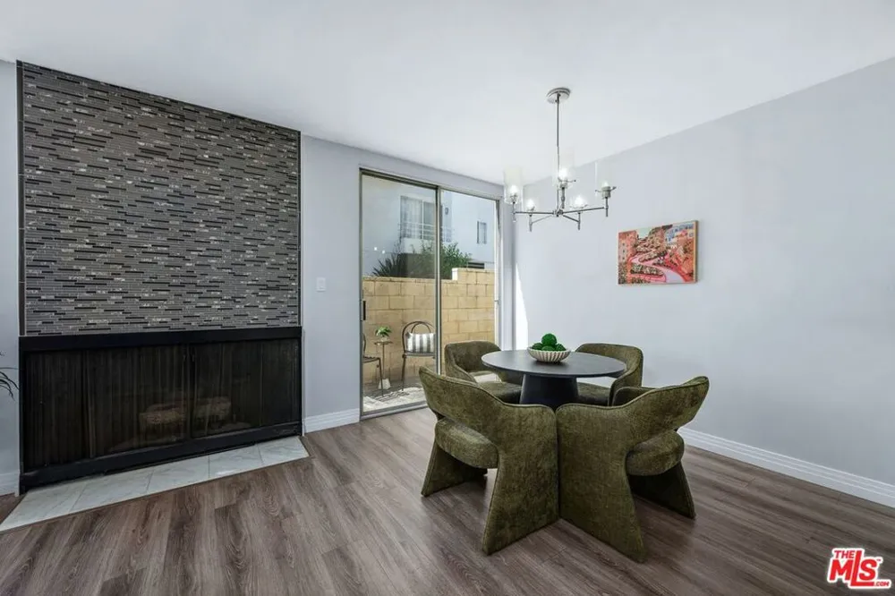 530 S Barrington Avenue #109 Los Angeles, CA 90049