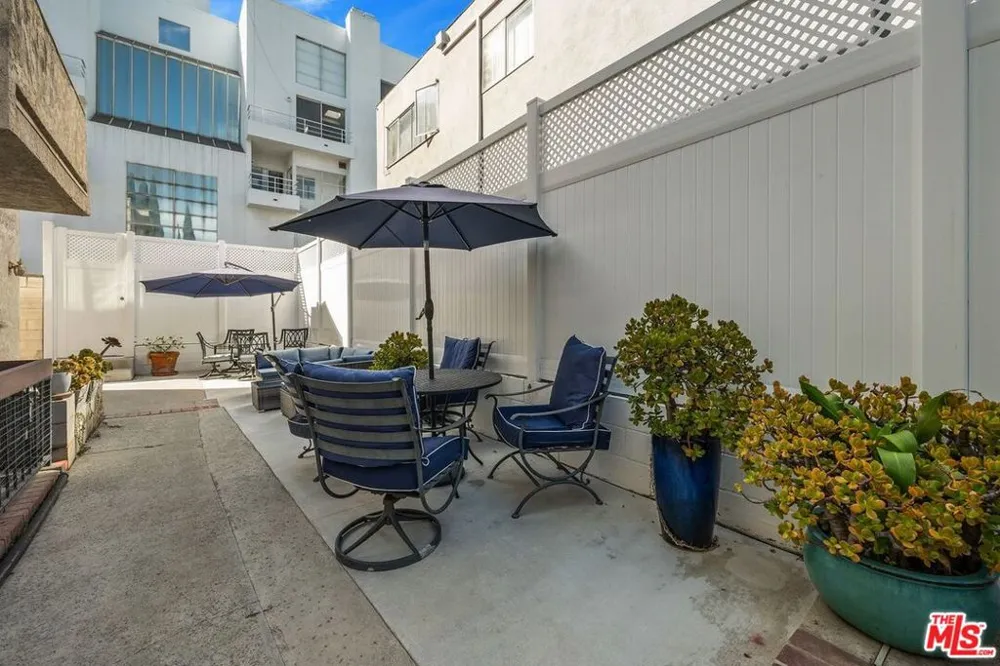 530 S Barrington Avenue #109 Los Angeles, CA 90049
