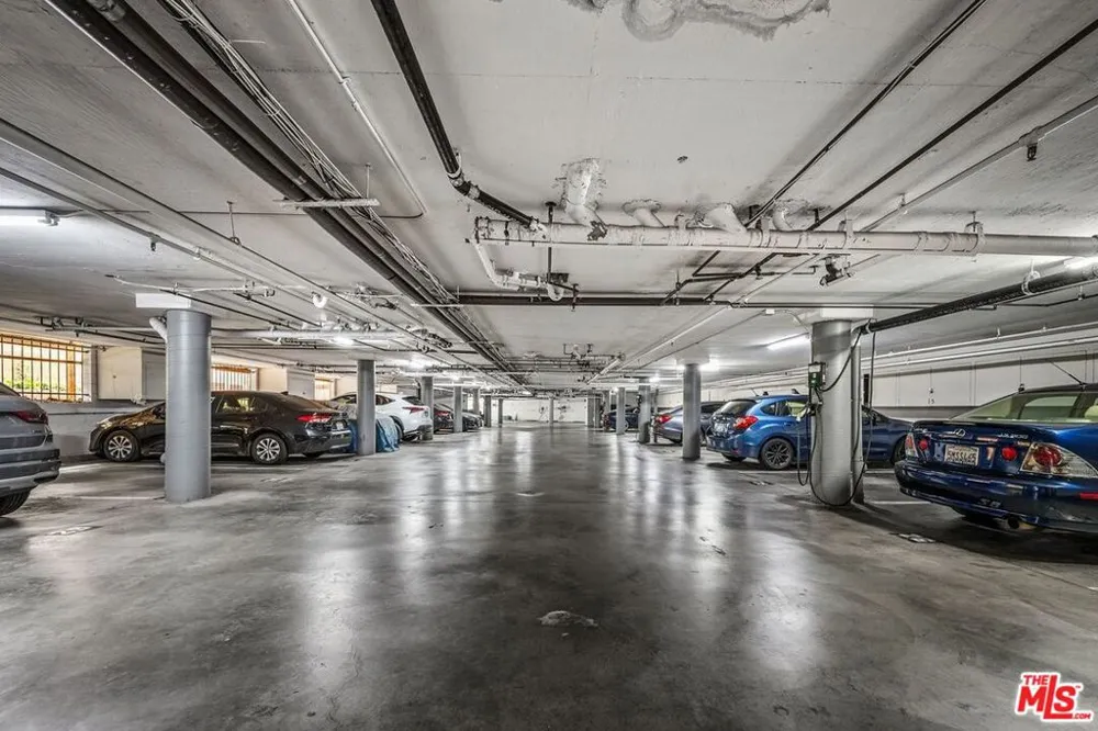 530 S Barrington Avenue #109 Los Angeles, CA 90049