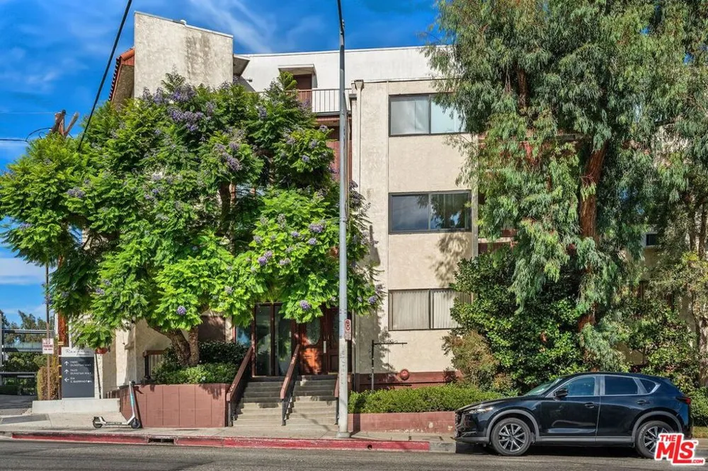 530 S Barrington Avenue #109 Los Angeles, CA 90049