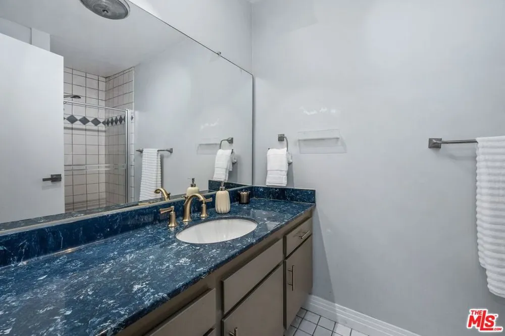 530 S Barrington Avenue #109 Los Angeles, CA 90049