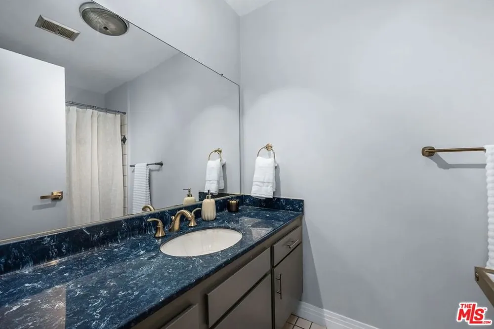 530 S Barrington Avenue #109 Los Angeles, CA 90049