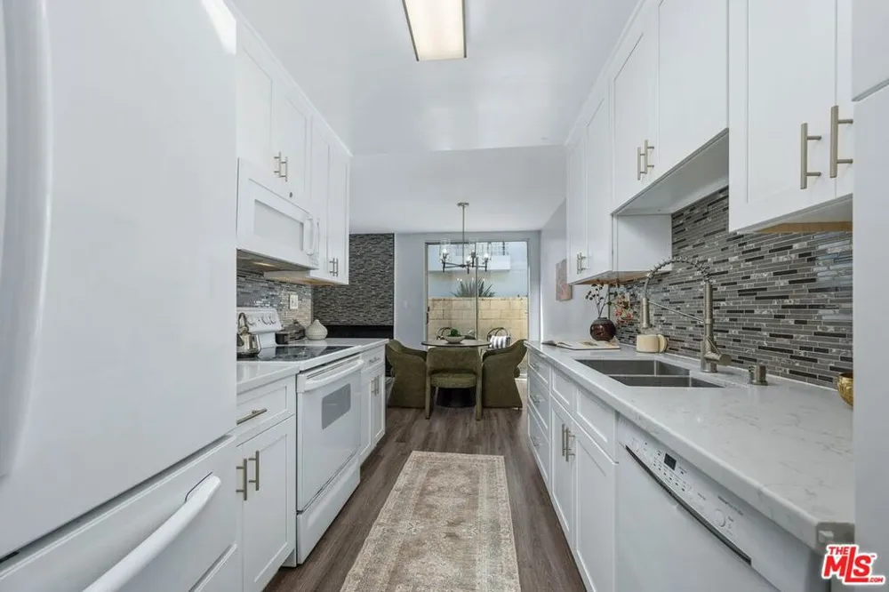 530 S Barrington Avenue #109 Los Angeles, CA 90049