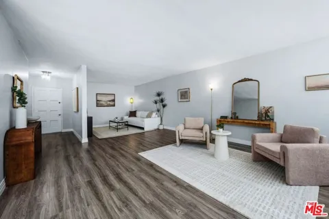 530 S Barrington Avenue #109