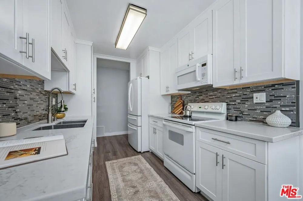 530 S Barrington Avenue #109 Los Angeles, CA 90049