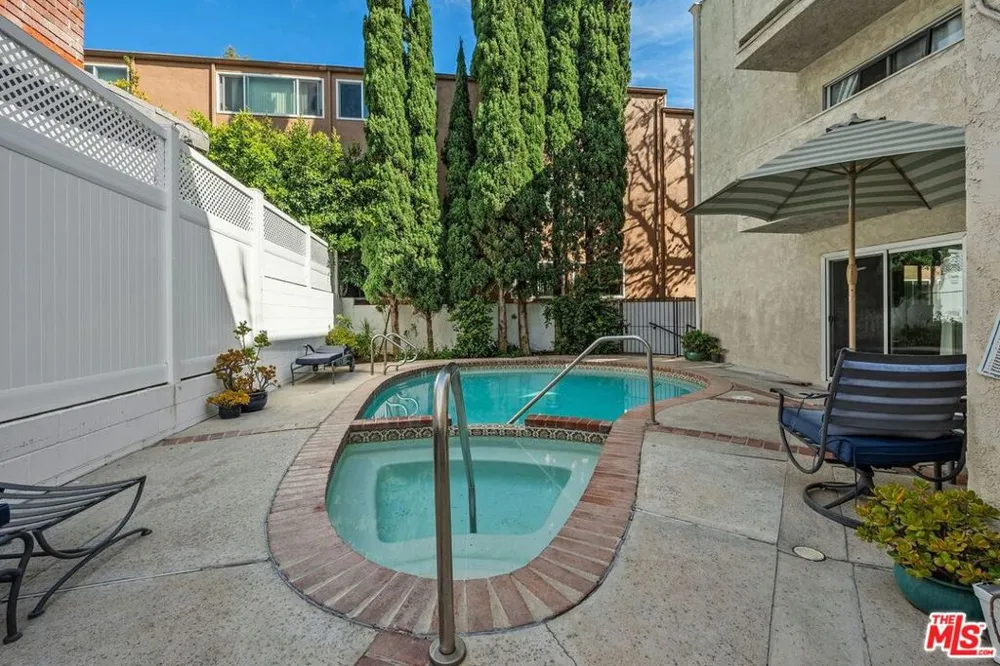 530 S Barrington Avenue #109 Los Angeles, CA 90049
