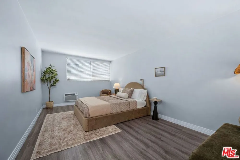 530 S Barrington Avenue #109 Los Angeles, CA 90049