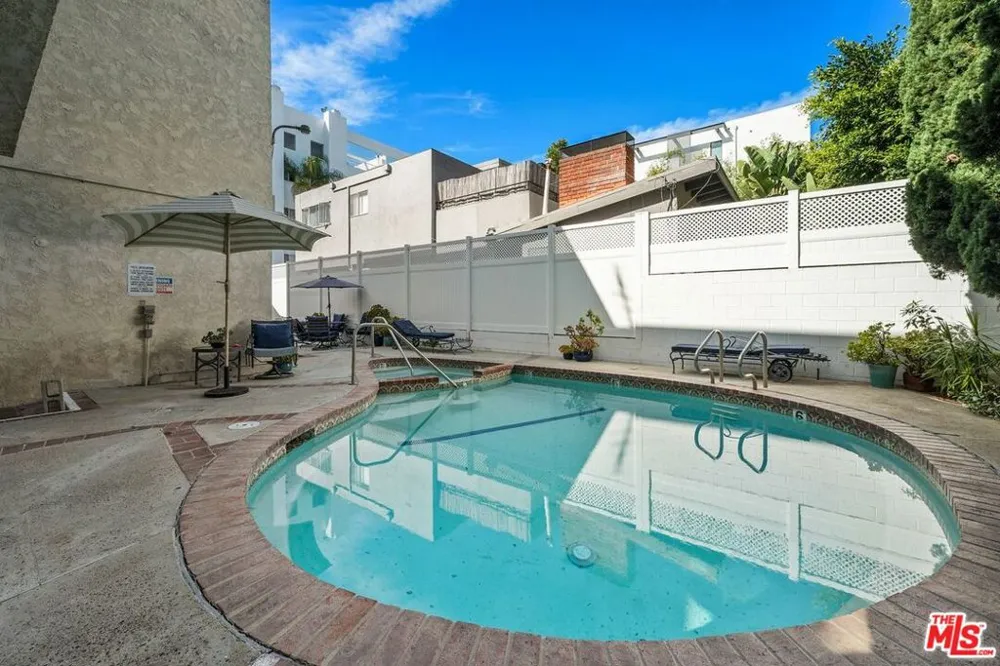 530 S Barrington Avenue #109 Los Angeles, CA 90049