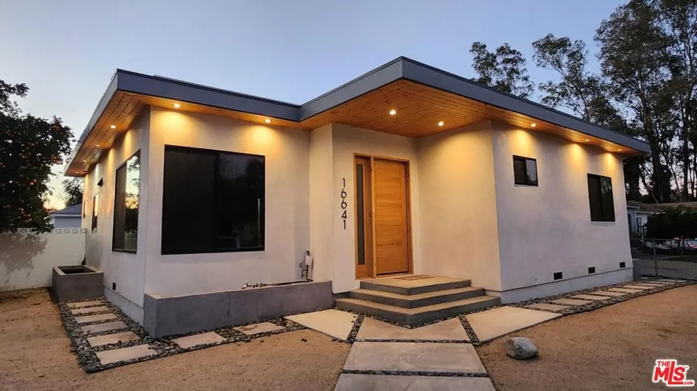 16641 McCormick Street Encino, CA 91436