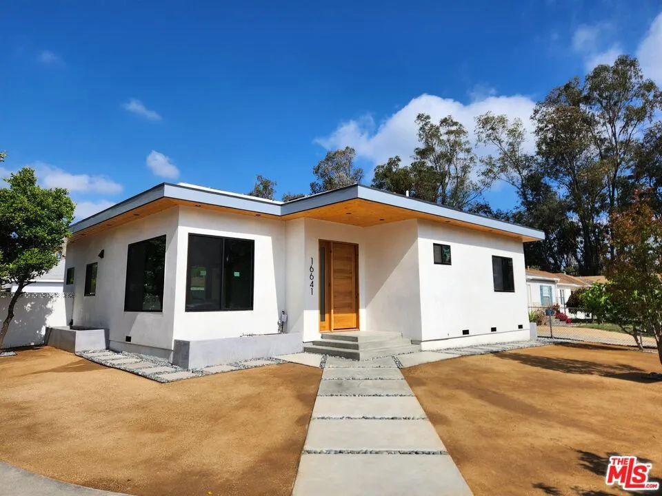 16641 McCormick Street Encino, CA 91436