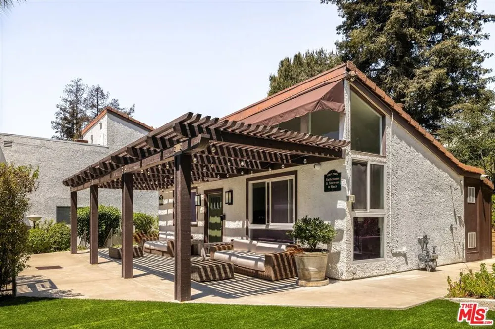 17173 Palisades Circle Pacific Palisades, CA 90272