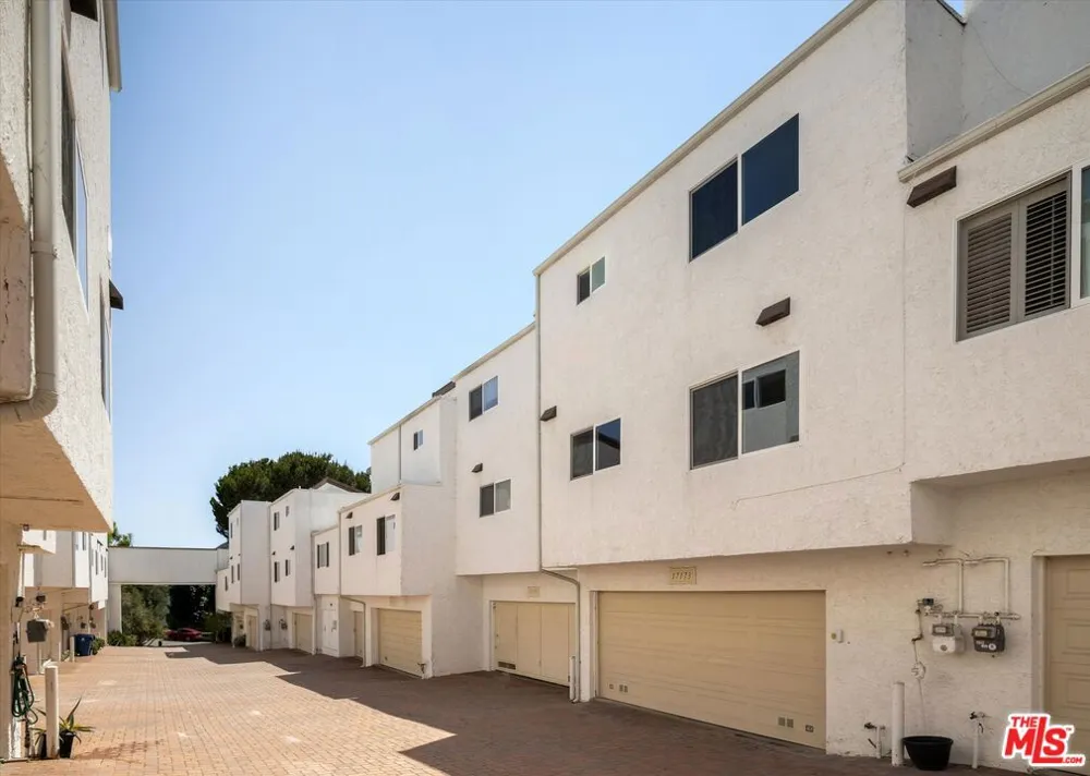 17173 Palisades Circle Pacific Palisades, CA 90272