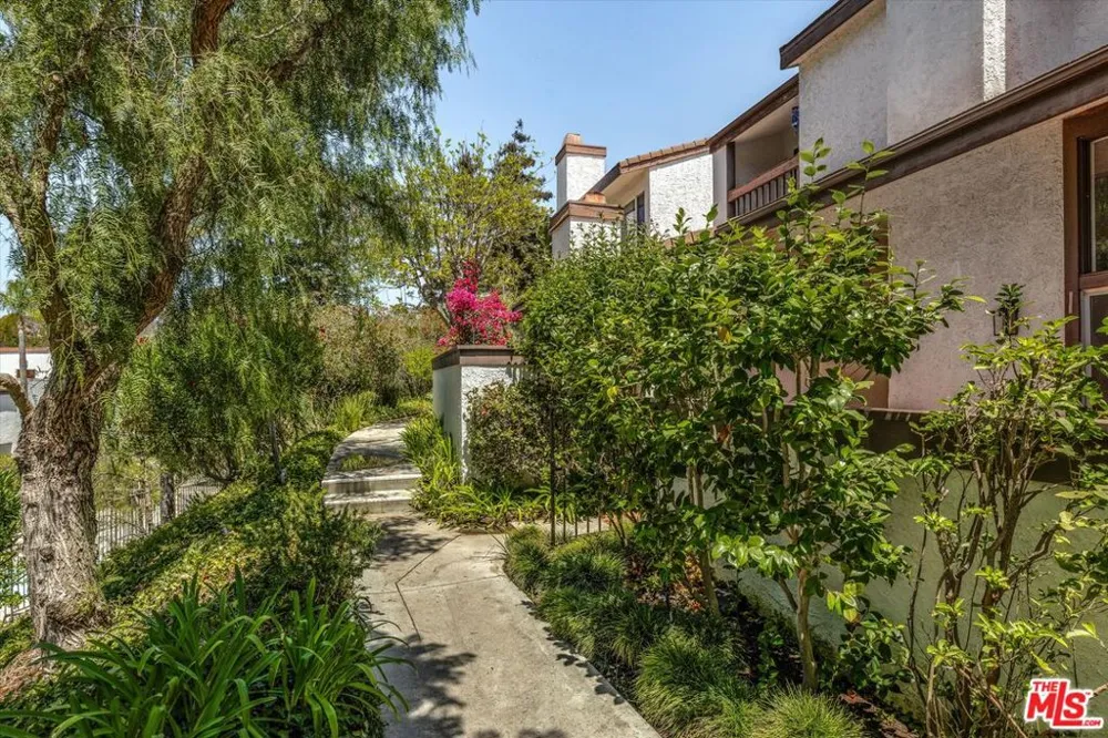 17173 Palisades Circle Pacific Palisades, CA 90272