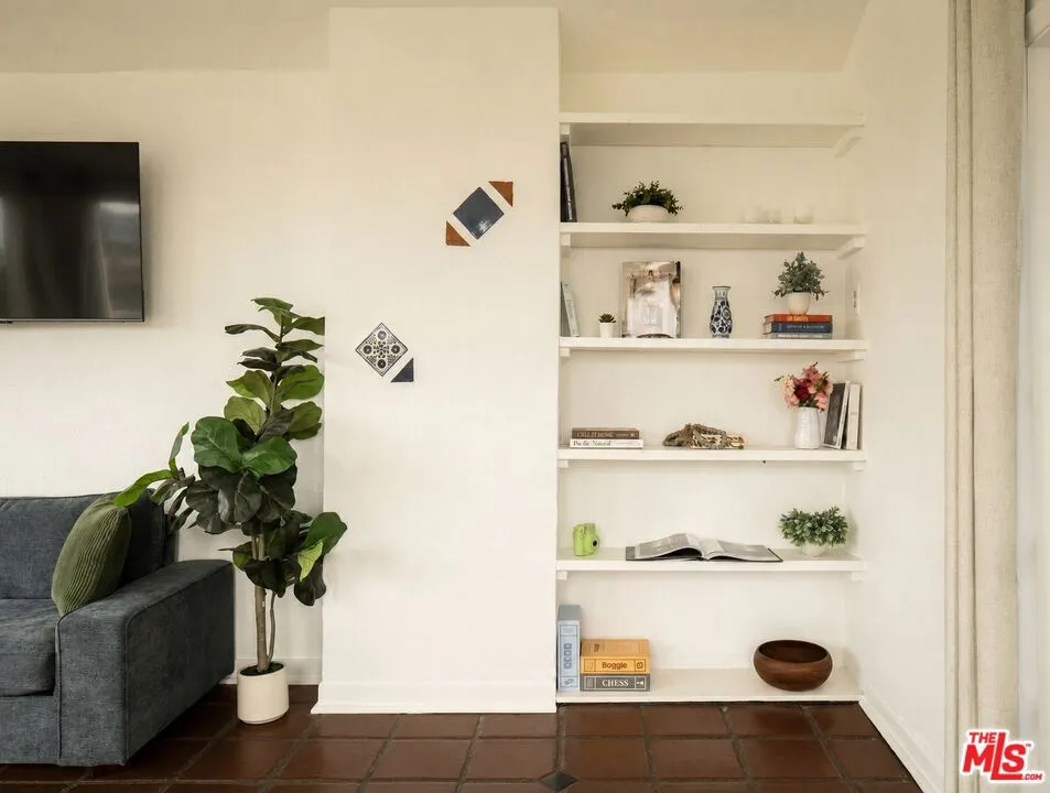 3346 Knoll Drive Los Angeles, CA 90068
