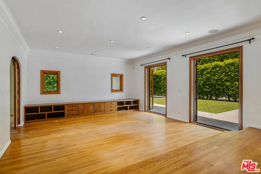 11159 La Maida Street Los Angeles, CA 91601