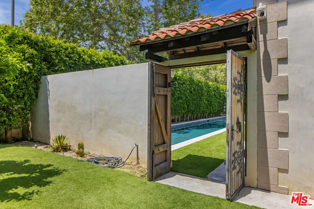 11159 La Maida Street Los Angeles, CA 91601
