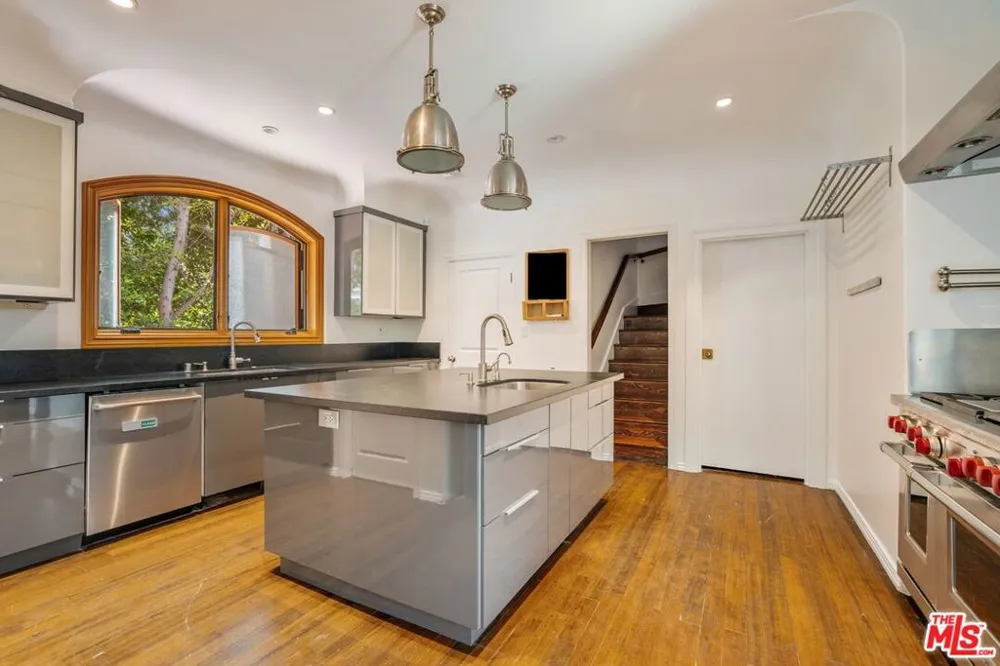 11159 La Maida Street Los Angeles, CA 91601