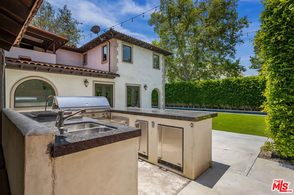 11159 La Maida Street Los Angeles, CA 91601