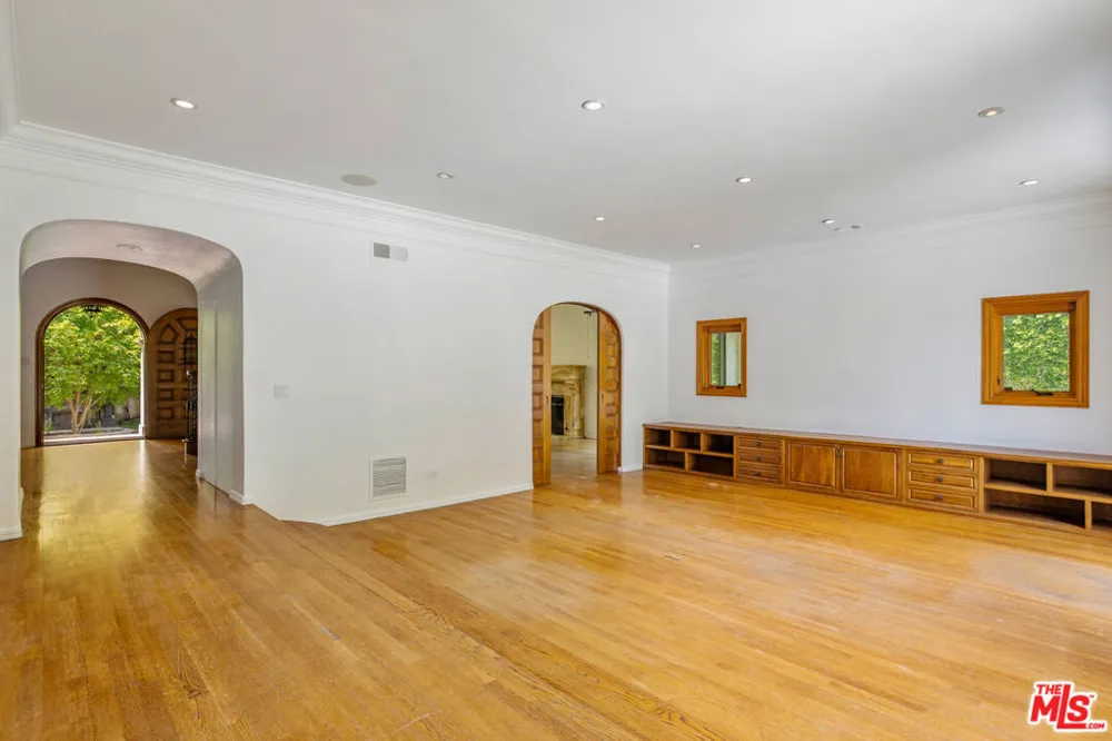 11159 La Maida Street Los Angeles, CA 91601