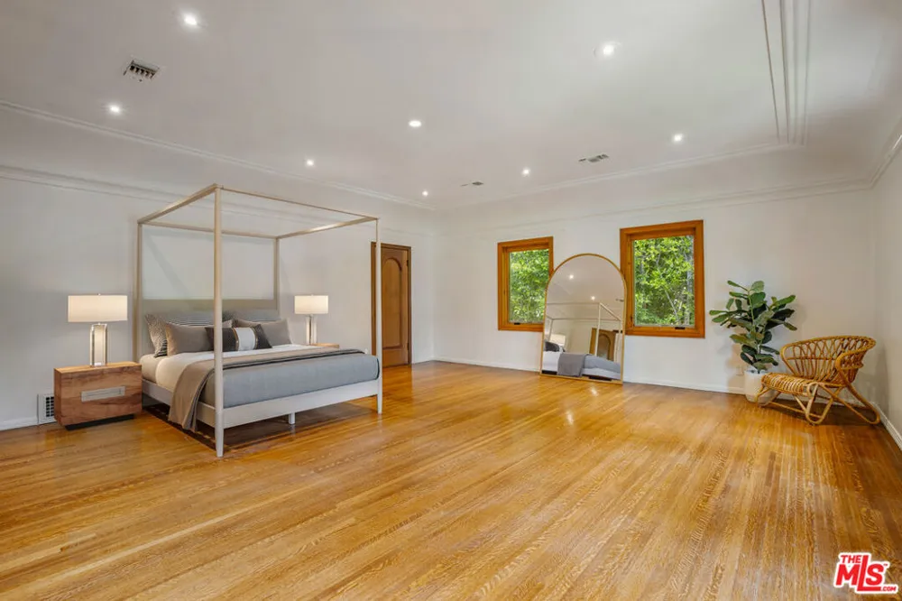 11159 La Maida Street Los Angeles, CA 91601