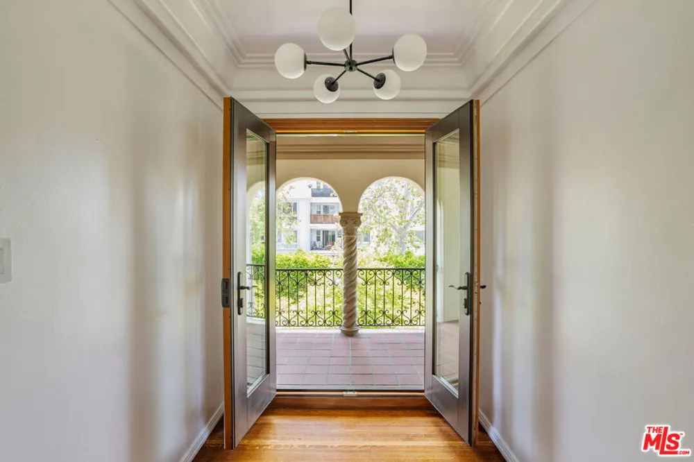 11159 La Maida Street Los Angeles, CA 91601