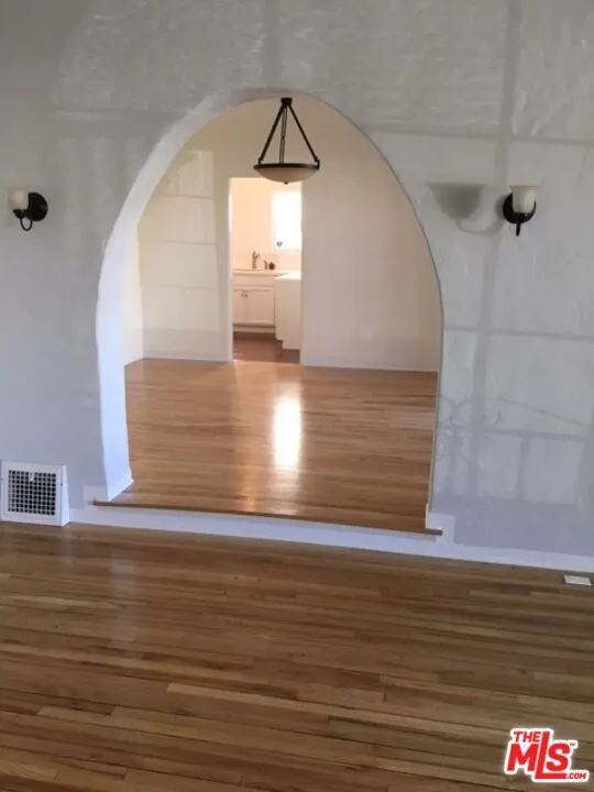 8124 BLACKBURN AVENUE Los Angeles, CA 90048