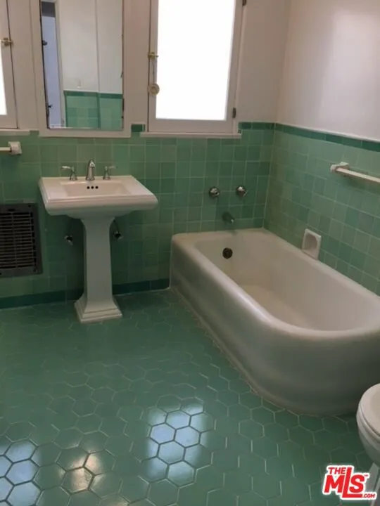 8124 BLACKBURN AVENUE Los Angeles, CA 90048