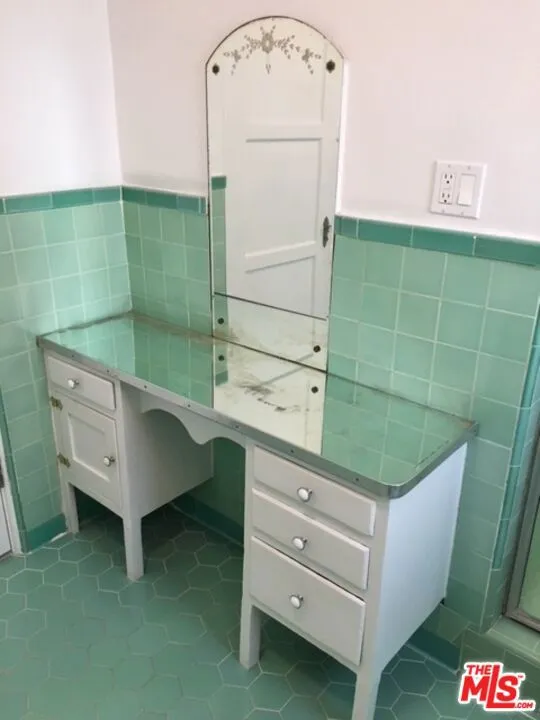 8124 BLACKBURN AVENUE Los Angeles, CA 90048