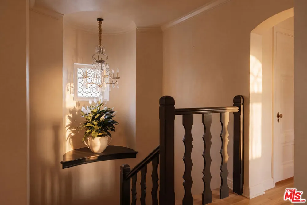 1027 Ridgedale Drive Beverly Hills, CA 90210