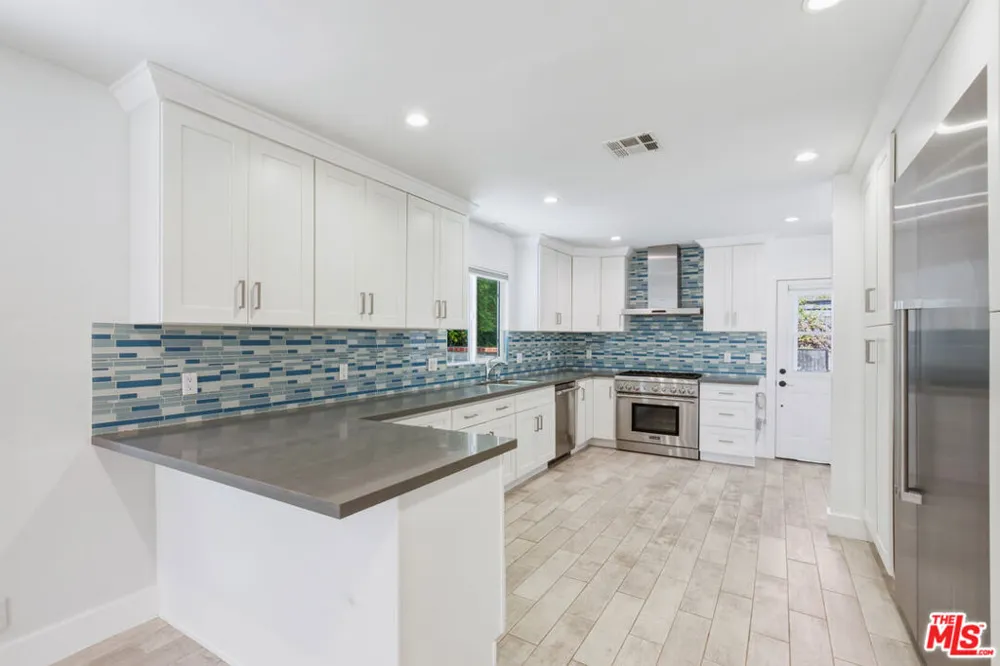 869 Warren Avenue Venice, CA 90291