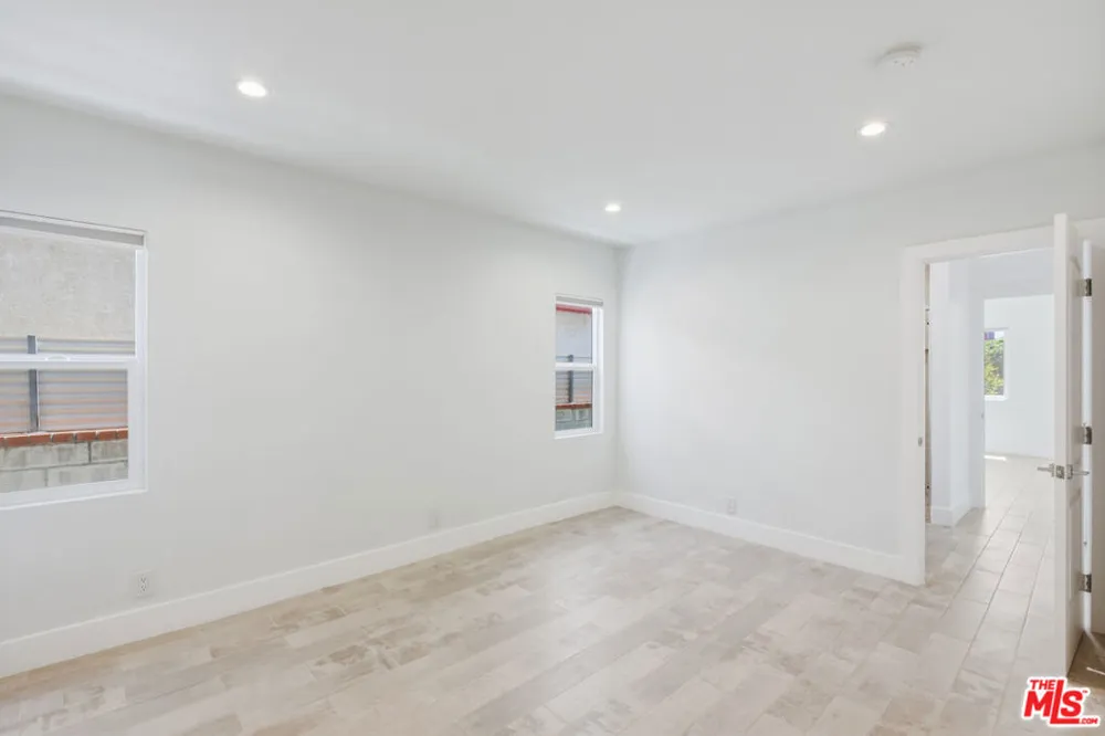 869 Warren Avenue Venice, CA 90291
