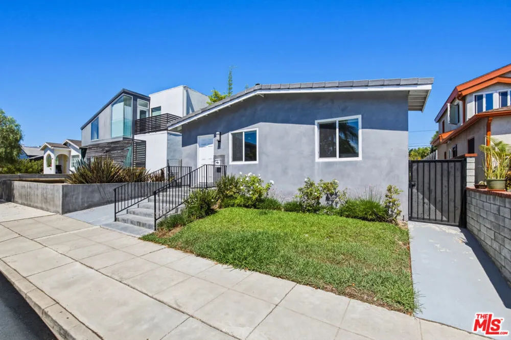 869 Warren Avenue Venice, CA 90291