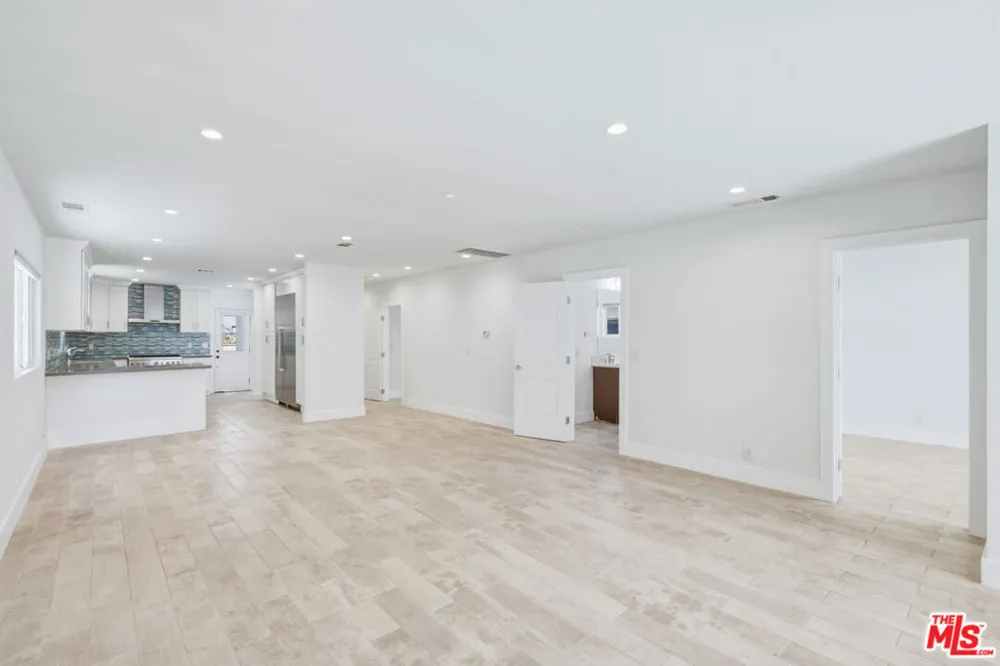 869 Warren Avenue Venice, CA 90291