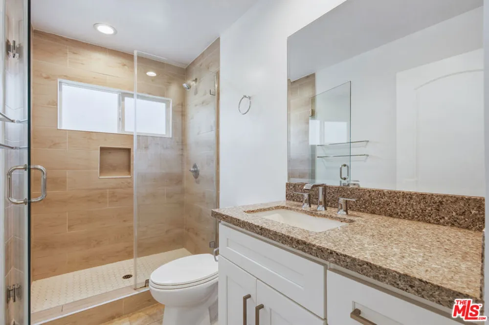869 Warren Avenue Venice, CA 90291