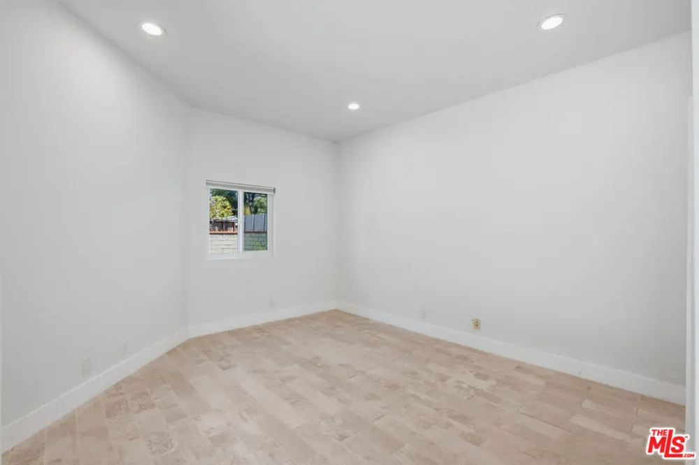 869 Warren Avenue Venice, CA 90291
