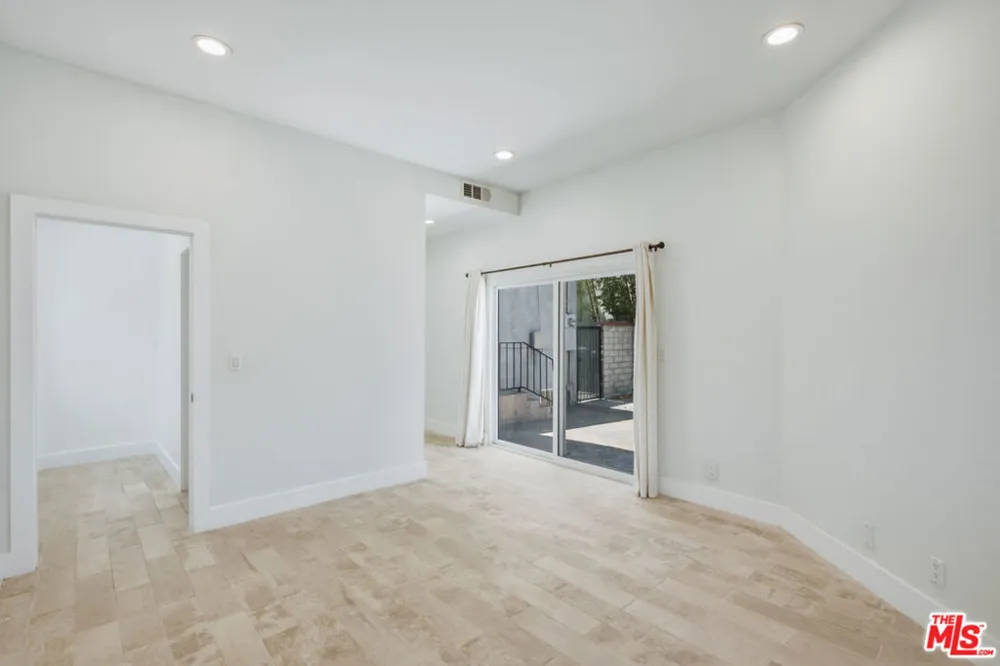869 Warren Avenue Venice, CA 90291