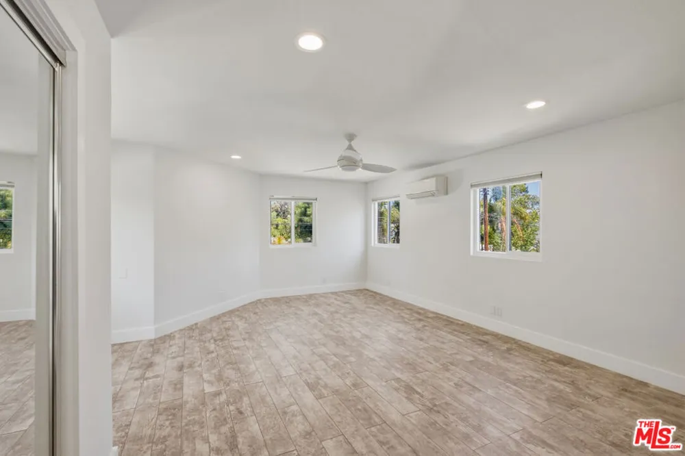 869 Warren Avenue Venice, CA 90291