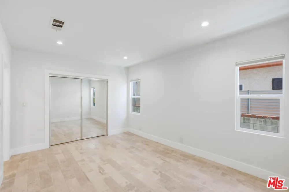 869 Warren Avenue Venice, CA 90291