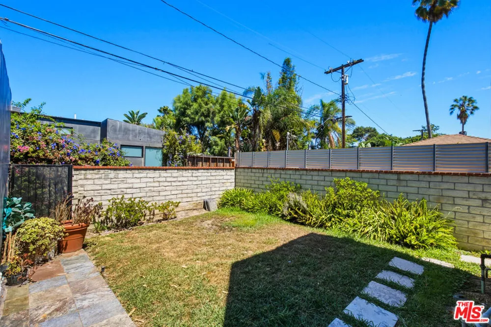 869 Warren Avenue Venice, CA 90291
