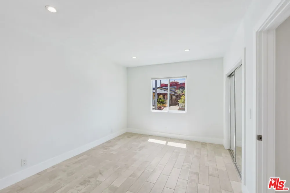 869 Warren Avenue Venice, CA 90291