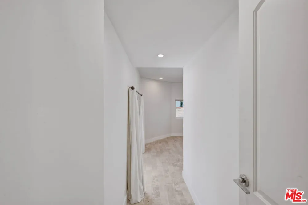 869 Warren Avenue Venice, CA 90291