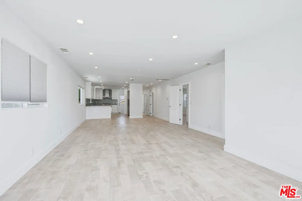 869 Warren Avenue Venice, CA 90291