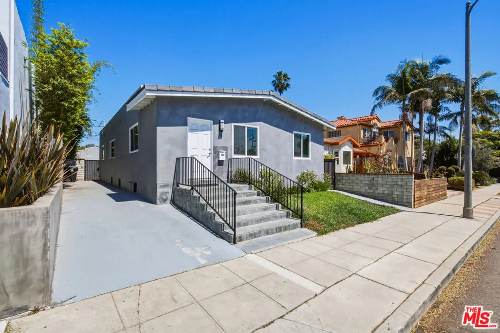869 Warren Avenue Venice, CA 90291