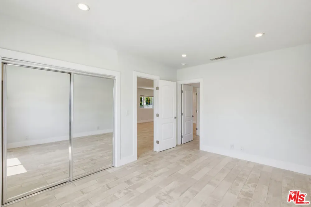 869 Warren Avenue Venice, CA 90291