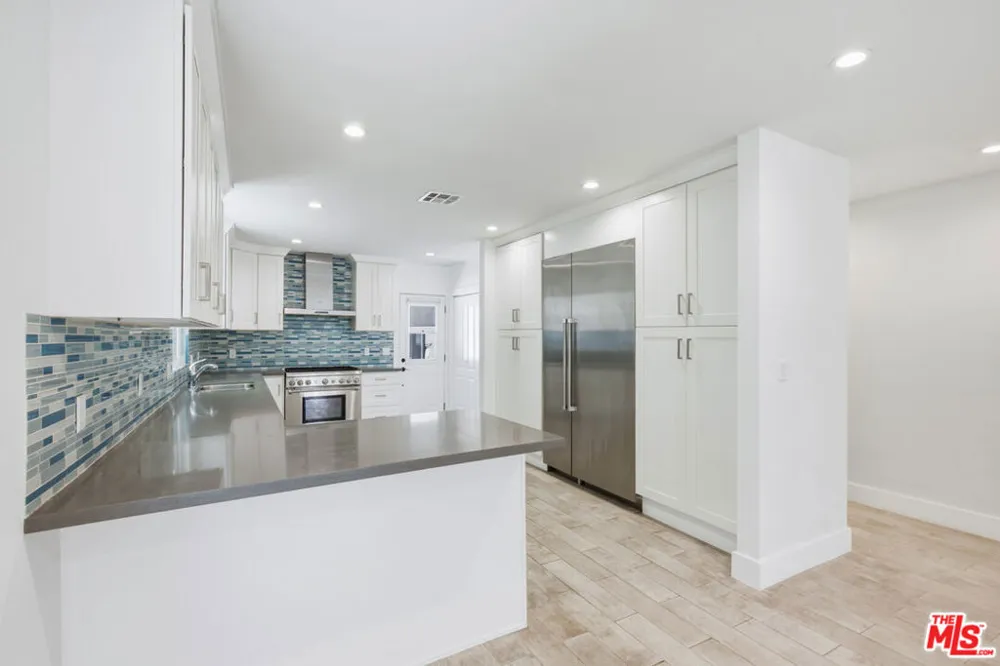 869 Warren Avenue Venice, CA 90291