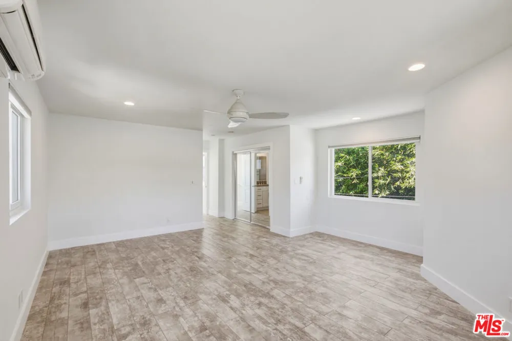 869 Warren Avenue Venice, CA 90291